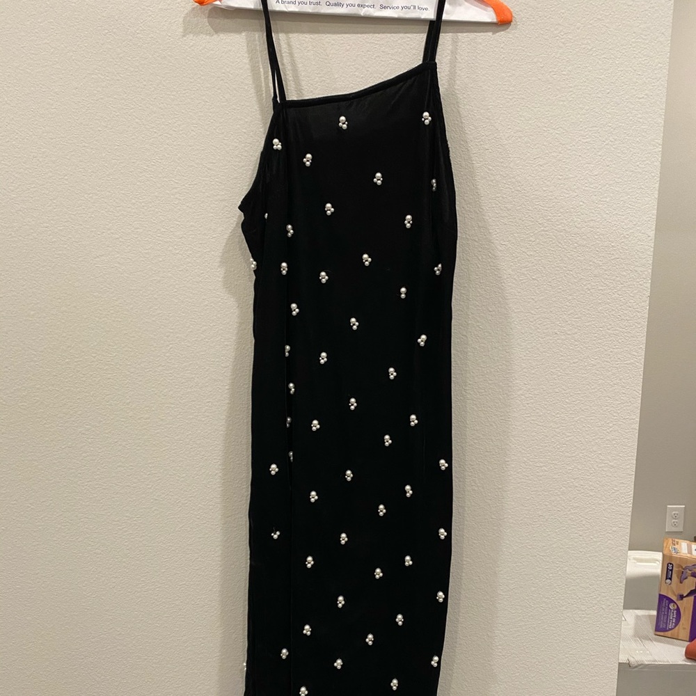 Midi length dress with slit and pearls